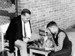 Herbert und Jürgen Scharf beim Schachspielen1964